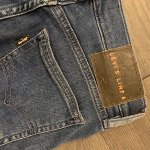 Levis Jeans  - Levis Jeans i modellen Line 8. Använda ett fåtal gånger, i vanliga storlekar har jag 34/36 och dessa passar perfekt för mig (och är 166 cm)                                                          Köparen står för frakten❣️                                                                Priset går att diskutera vid snabb affär😊
