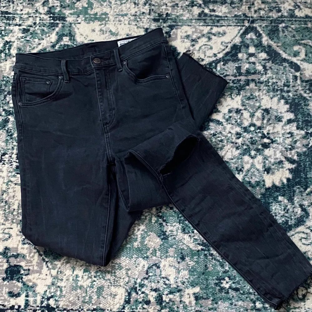 Tajta svarta jeans med snygg passform! Har leva vid vänster knä (köpt med reva) och ser avklippta ut längs ner (de är ej avklippta). Säljer då de inte kommer till användning! PS: priset är inklusive frakt!. Jeans & Byxor.