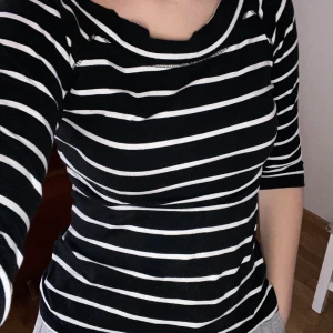 Svart tröja - Snygg vitrandig tröja från KappAhl. Nästan aldrig använd. Jag står för frakten!😊 OBS köp 3 plagg (50kr) betala 100kr PLUS jag står för frakten!😍❤️😊