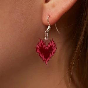 Örhängen - brinnande hjärtan🔥❤️ - Handgjorda örhängen