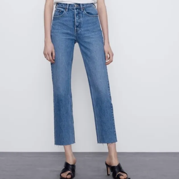 Blå raka jeans. Bra skick och säljer då dom inte kommer till användning. Köparen står för frakten . Jeans & Byxor.