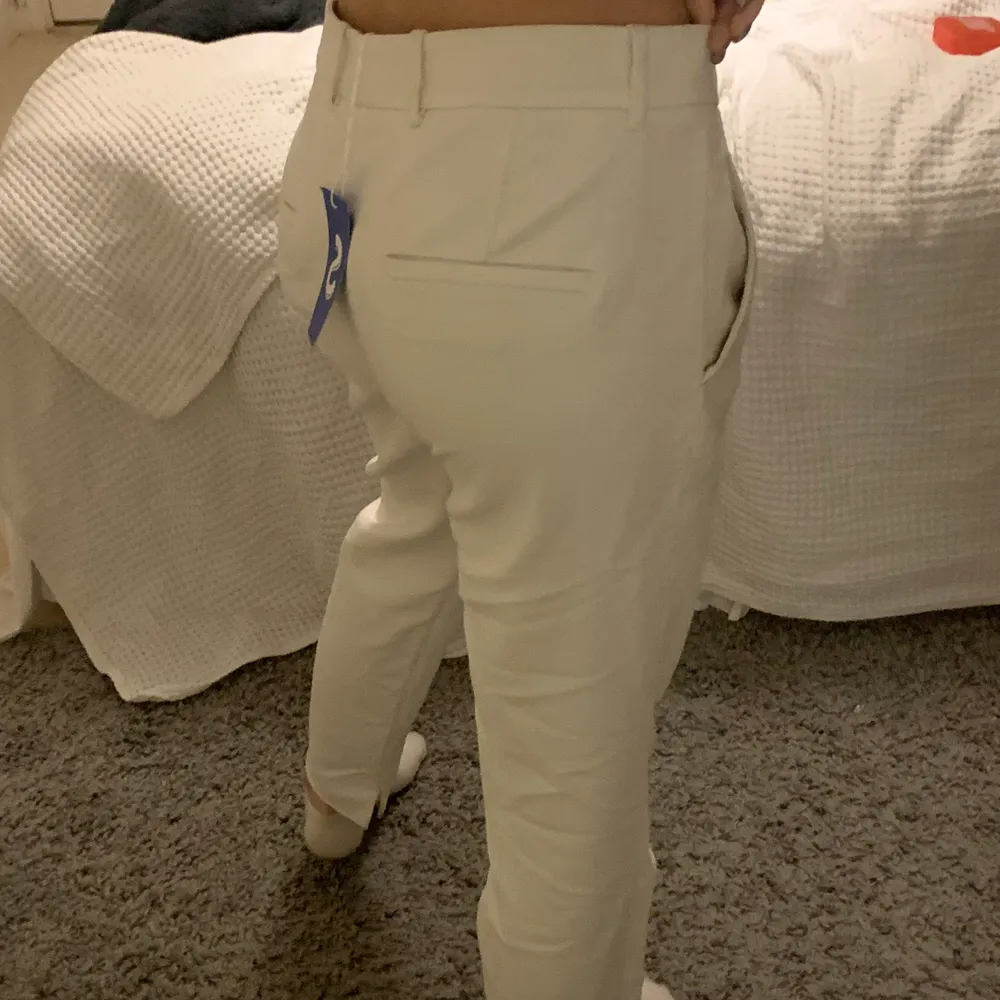 Super fina vita kostymbyxor helt nya! Prislapp kvar! Inga fläckar eller slitage  helt nya!!!! Buda. Jeans & Byxor.