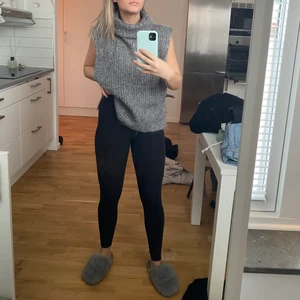 Väst - Fin stickad väst ifrån Lindex, bra skick med jätte fint knyte på sidan. Passar XS-M då den är justerbar med banden. Fraktas eller möts i Örebro