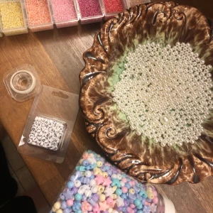 Pärlor - Tänkte kolla intresset för lite pärlor!! Allt är nästintill oanvänt!! Det är en stor låda med rocaille pärlor med 14 olika färger, en stor burk med större pastellfärgade pärlor, genomskinlig tråd, bokstavspärlor och massa vita pärlor!! Nypris på allt detta var ca 600 och som sagt är inget knappt använt, kontakta mig vid frågor eller om ni vill ha mer bilder💞💞