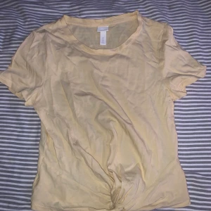 Tröja strl xs - Tröja i strl xs från HM. Knappt använd, lite skrynklig nu men bara att stryka. Är knuten ner till.