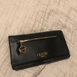 Helt ny GUESS väska  - Helt ny svart GUESS kuvertväska med lapp kvar. Guldig axelrem, kedja. Fått i present och aldrig använt. Föreslå gärna nytt pris om du vill 🍃