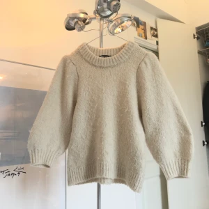 Stickad tröja - Jättefin och mysig stickad tröja med ballongärmar. Tjock krage vilket jag gillar!! 