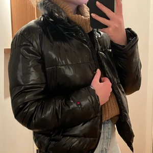 Vinterjacka  - Super snygg Svart vinterjacka från Champion!! Använd en säsong men i ett bra skick. Går att buda, FRAKT INGÅR INTE 