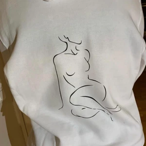 Vit hoodie kvinnokropp - Vit hoodie med en kvinnokropp på ryggen. Finns i Storlekarna xs-xl.  💘 Frakt tilkommer!☺️