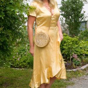 Sjukt fin gul klänning med vita prickar från neo noir! ⚡️⚡️storlek 40. Första bilden är lånad av min mamma. Aldrig använd endast fotad. Nypris: ca 800kr, mitt pris: 250kr +frakt⚡️