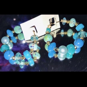 Blå örhängen från H&M - Oanvända, jätte fina, runda örhängen med olika blåa pärlor/spenar från H&M