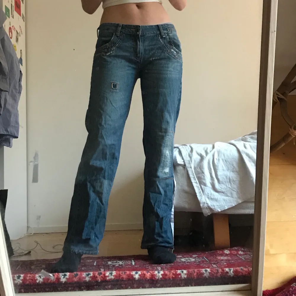 Snygga lågmidjade hyfsat ljusa jeans. Dom är för små för mig men hade varit jättefina på nån lite mindre.. jag är 174 cm lång. Jeans & Byxor.