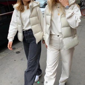 Beige väst - Fin väst i bra skick som är slutsåld överallt. Lägger ut igen då jag hade en oseriös köpare.  köp direkt för 800kr. Buda!  