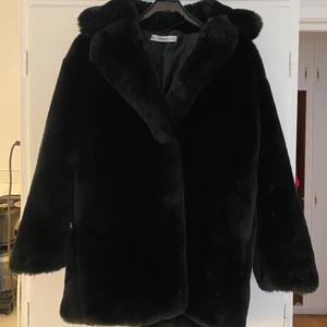 Fake päls från mango - Tjock och varm päls från mango i storlek s, endast använd fåtal gånger. Jackan är i fint skick! Kan mötas upp i Malmö men även frakta, köparen står för frakten!