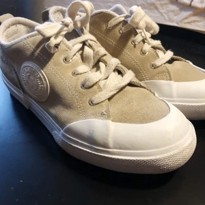 Superga skor beiga mocka - Superga skor köpa på second hand i Paris. Knappt använd av mig! De är i en beige/ljusgrön färg i mocka superfina men tyvärr för små för mig. Frakt tillkommer! 