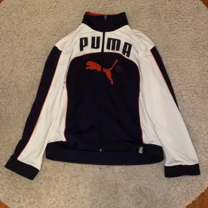 Puma tracksuit - HÖGSTA BUD 220☺️ Ascool Puma tracksuit jag köpt på Plick men inte fått sån stor användning av den!🥰 Storlek M och oversized:)))