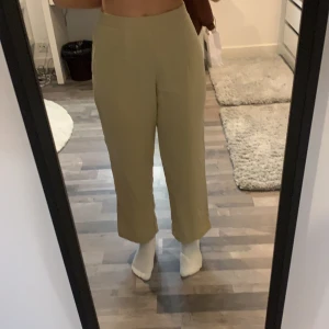 Beiga byxor - Säljer dessa beiga byxor med dragkedja i sidan. Köpt secondhand och säljer pga kommer inte till användning. Står storlek 6, skulle säga storlek S. 50kr, om fler är intresserade buda i kommentarerna! Köpare står för frakt.