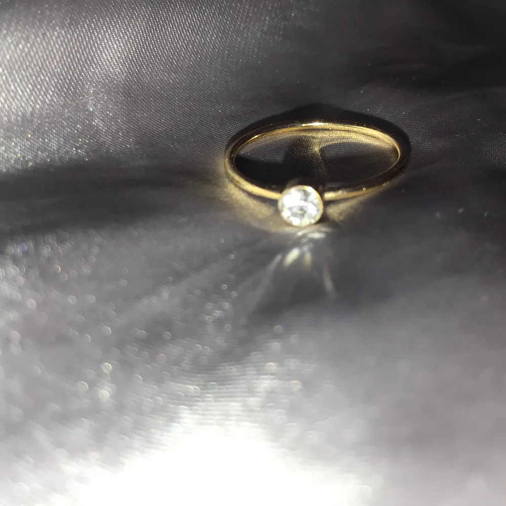 Denna Gulliga ring är köpt på Gina tricot! Den är guldig och har en liten diamant 💎 💍 . Accessoarer.