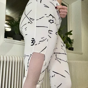 Träningsbyxor vita - Snygga träningsbyxor i vitt med svarta detaljer. Skönt material och stretchiga! Storlek M. Inte använda så många gånger.