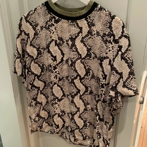 Ormskinnsmönstrad blus By Malene Birger - Ormskinnsmönstrad blus/t-shirt från by malene Birger. Stl 36 (stor). 