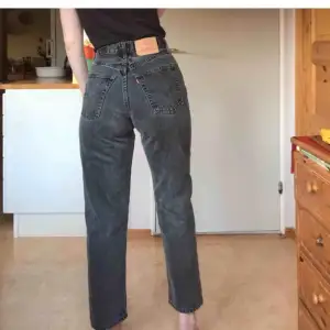 Vintage Levis 501 i smutsgrå färg. Köpta här på Plick. Superfint skick. Passar mellan W26-28