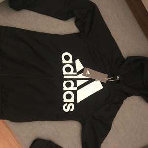 En helt ny Adidas tränings hoodie/huvtröja