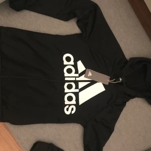 Adidas hoodie - En helt ny Adidas tränings hoodie/huvtröja