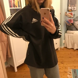 Vintage adidas sweatshirt - Vintage Adidas sweatshirt som jag köpte på humana för ganska längesedan och men har helt enkelt inte kommit till användning för mig✨ Stl passar XS-M, kanske L, beroende på hur man vill att den ska sitta (jag har xs-s och är 164cm) Den går att ha både till vardags men är också gjord för att träna i då den har ”träningströjematerial” under armarna (fråga för bild) Bara att skriva om du undrar något eller vill ha fler bilder! Frakt: runt 60kr🖤