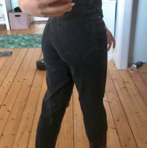 River island jeans - Säljer mina river island petite mom jeans i storlek 30. De är köpta från ASOS och använda ett fåtal gånger! 💓 frakt tillkommer