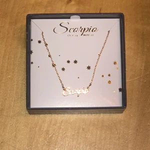 Horoskop halsband - Guld halsband med horoskopet ”scorpio” från Glitter. Aldrig använd. Köparen står för frakt.