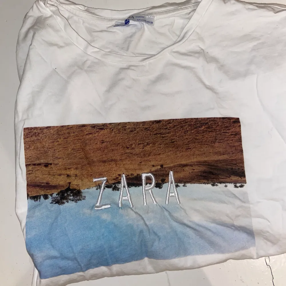 Super fin t-shirt från zara i storlek M, knappt använd❤️ köpte för 200 kr. T-shirts.
