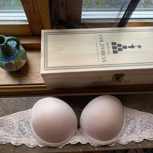 BH utan axelband - Superfin BH utan axelband - perfekt under en offshoulder-tröja. Jättefin spets och sitter utmärkt! Är en push-up (se bild 3). Endast använd vid ett tillfälle så i otroligt bra skick. Storleken är 75B. Frakt tillkommer på 45kr. Hör av er vid frågor. 