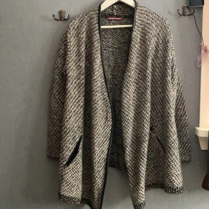 Stickad kofta  - Stickad kofta, som går omlott. Storlek xs/S men passar mig som har M. 