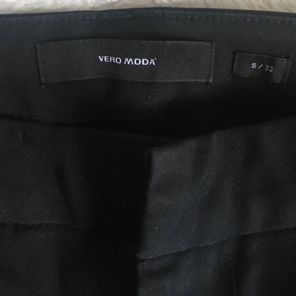 Svarta kostymbyxor från Vero Moda. Snygga och sköna byxor, lätta att styla. De används inte mycket därför till salu. Storleken är S och längden på byxorna är 32.. Jeans & Byxor.