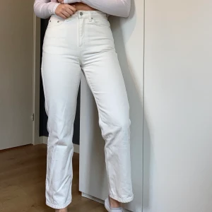 Weekday Row Jeans - Jag säljer nu mina vita Row jeans från Weekday då de tyvärr är för små. Sparsamt använda så i väldigt fint skick! Hör av er om ni har frågor eller vill ha fler bilder:) Spårbar frakt på 66 kr tillkommer