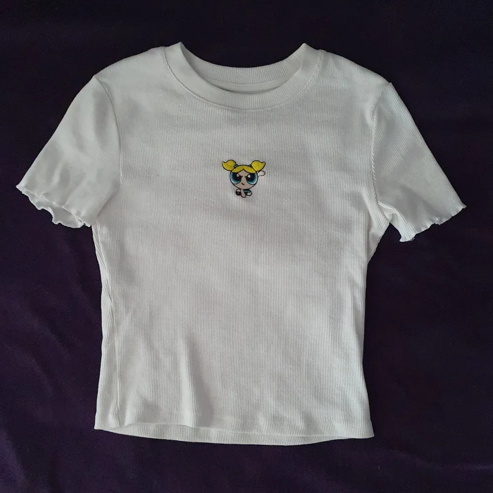 En jättegullig t-shirt med en Powerpuff girl på från Bershka! Köpt här på plick men nu säljer jag vidare den då jag inte använder den tillräckligt mycket🥰 . T-shirts.