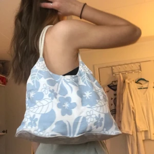 Väska - Fin blommig väska som inte kommit så mycket till användning längre❤️ frakt tillkommer 