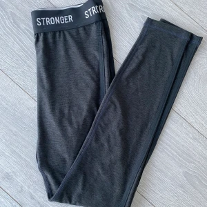 Träningstights från stronger  - Säljer ett par träningstights från Stronger i strl S. Fint skick, jag är 168 cm, köpare står för frakt!☺️