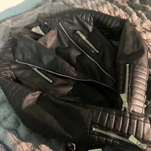 Skinn jacka  - En jätte snygg jacka som jag köpte förra vintern från chiquell som tyvär inte kom till mycket användning, helt nyskick använt Max 4x