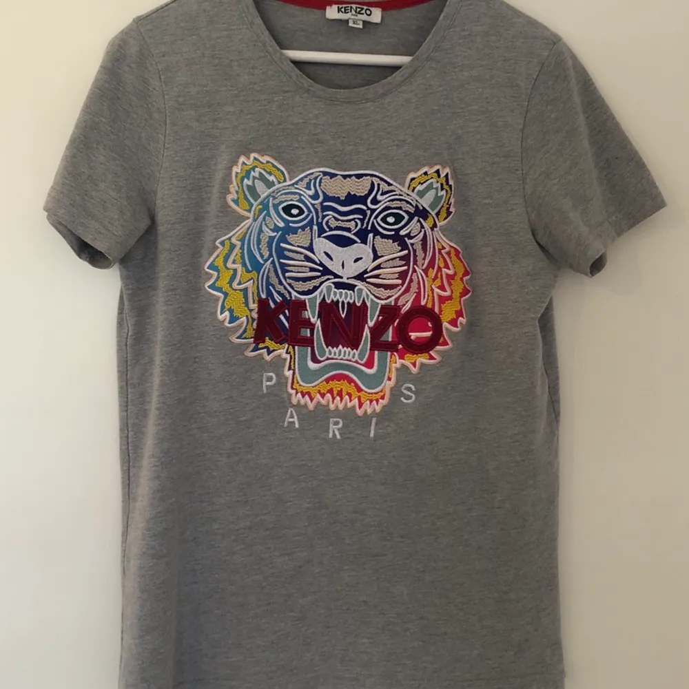 Svart kenzo storlek Xs/S(dam) grå kenzo storlek S/M(herr). Båda för 300 kr. T-shirts.