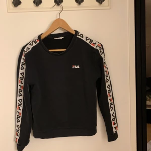SUPER FIN FILA TRÖJA - Jätte fin Fila tröja, använd men i jätte bra skick. Passar till allt💞