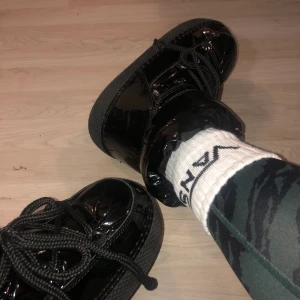 Ella Cruz skor - Endast använda ett få tal gånger. Kan mötas upp runt Göteborg och Borås. Åker runt en del, så kan även fungera i andra städer. Annars kan jag posta, då delar vi på fraktkostnaden. 🌱 