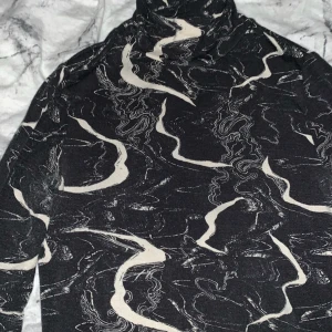 Köpt från Gina tricot - Väldigt liten i storleken, andvänd 2-3 ggr, ganska bra material stretchigt och ganska tunnt men syns inte igenom🤍