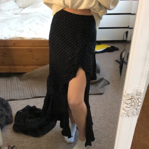 Prickig kjol från zara - Prickig och slittad kjol frpn zara. Sparsamt använd. 100kr ink frakt