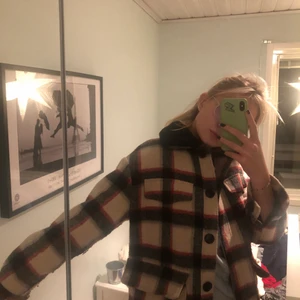 rutig ja ka från berskha - röd, rutig, varm  jacka i Fint skick! Köparen står för frakt:)