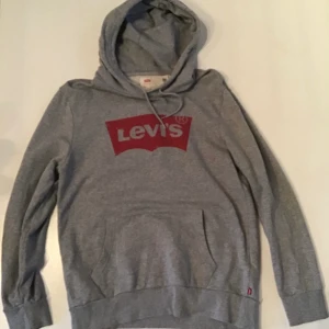 Levis hoodie stl M - Grå hoodie i nyskick