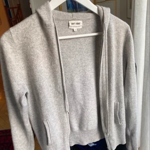 Soft goat hoodie - Så fin soft goat zip hoodie i ljusgrå. Sparsamt använd och inte alls nopprig eller trasig på nått sätt. 100% cashmere, super skön!☺️bud från 1500kr, köp direkt för 1700kr