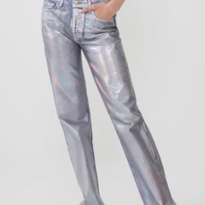 Silvriga jeans ifrån zara - Ett par skit coola jeans ifrån zara som är silvriga de är jätte trendiga just nu! De är lite färg som är borta som man ser på bild tre och de är så på några ställen men jag tror att de ska vara så💕 De är i strl 34 men passar mig som är 34/36! Buda ifrån 300 kr + frakt privat eller i kommentarerna❤️Säljer endast vid bra pris💕 Bud just nu: 570 kr❤️