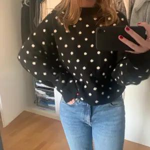 Prickig stickad tröja från H&M, säljer på grund av att den aldrig kommer till användning