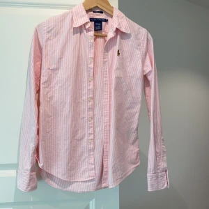 Ralph Lauren skjorta strl S - Säljer detta plag pågrund av att den aldrig används och den passar inte mig. Använd 1-2 gånger så den är så gott som ny.